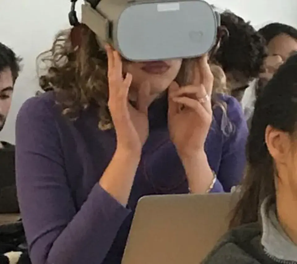 Test de la réalité virtuelle par une étudiante du D2A