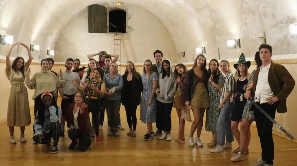 Les étudiants sont dans la salle de spectacle du fort de l'île Sainte-Marguerite et sont pour l'occasion déguisés