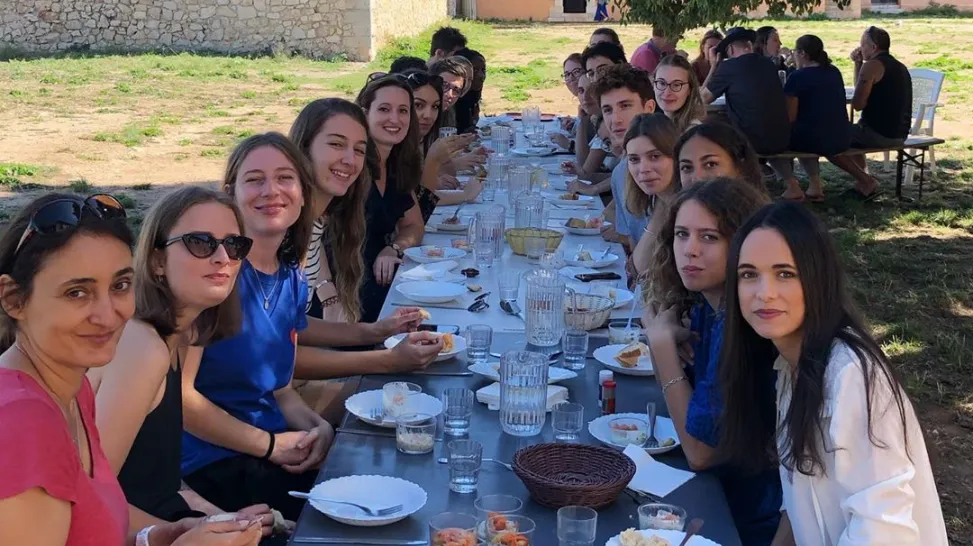 Photographie de la grande tablée des étudiants ainsi que de Florence, professeure de théâtre