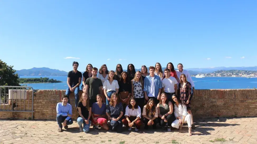 Photographie de la promotion 2019/2020 lors de leur séjour d'intégration sur l'île Sainte-Marguerite.