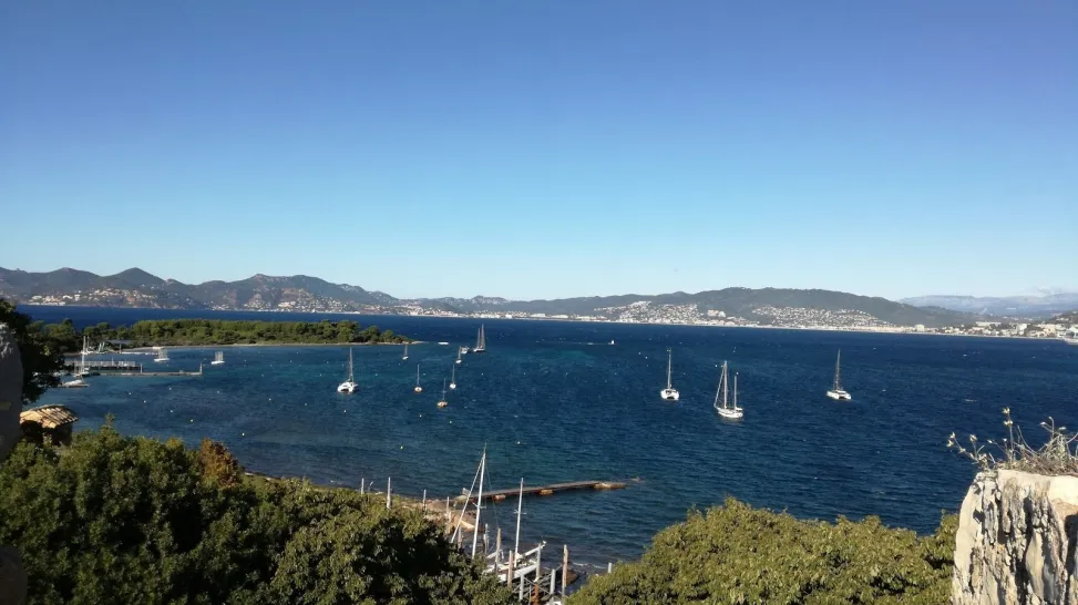 Vue sur le port de l'Ïle Sainte-Marguerite. ON peut y voir la mer ainsi que des bateaux.