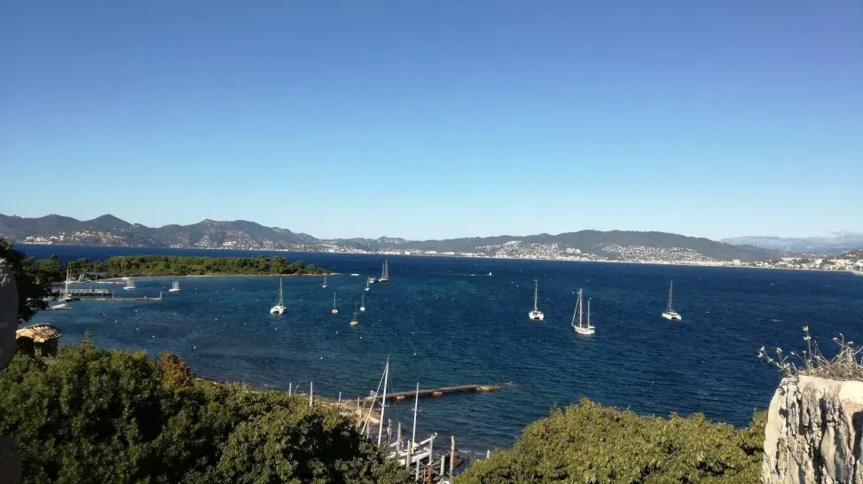 Vue sur le port de l'Ïle Sainte-Marguerite. ON peut y voir la mer ainsi que des bateaux.