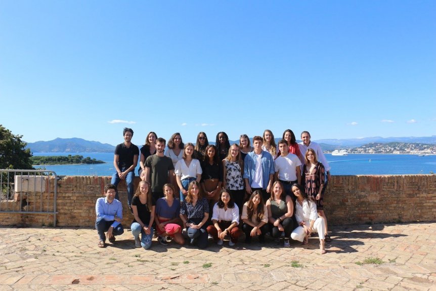 Photographie de la promotion 2019/2020 lors de leur séjour d'intégration sur l'île Sainte-Marguerite.
