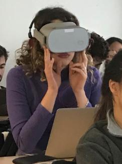 Test de la réalité virtuelle par une étudiante du D2A